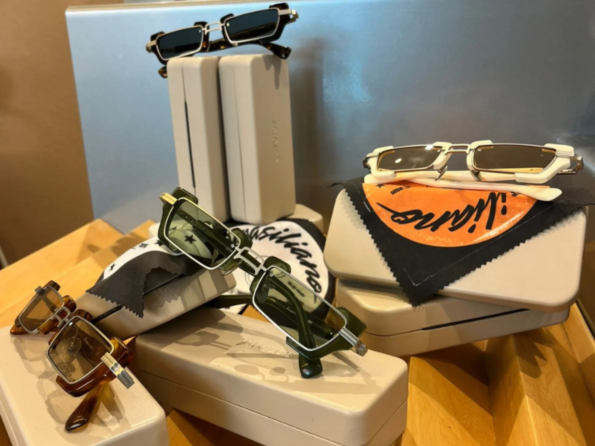 Final de semana de sol combina com óculos escuro!