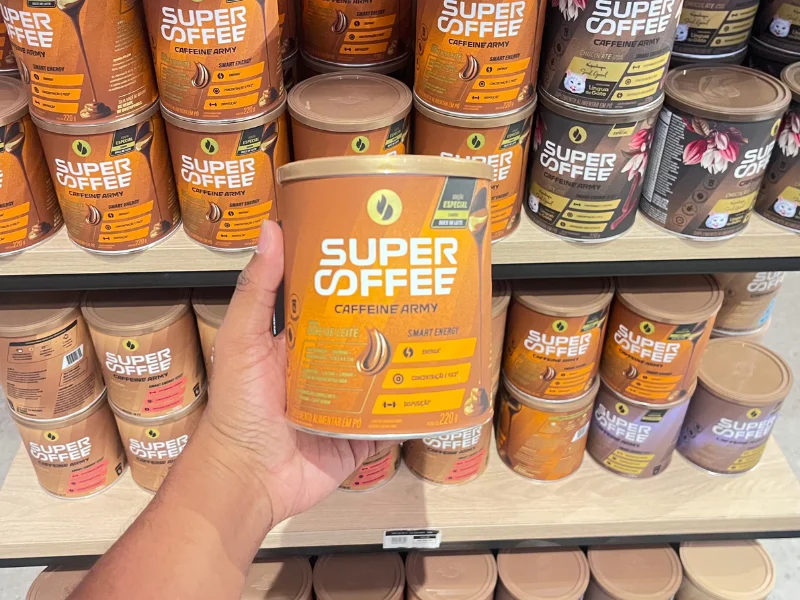 Mão masculina segurando lata de Super Coffee que está na promoção DE R$129,90 POR R$89,90