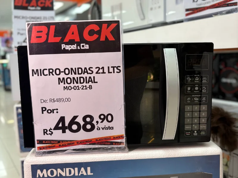 Micro-ondas na cor preta, da marca Mondial com tag promocional de R$489,00 por R$468,90. Disponível na Papel e Cia.