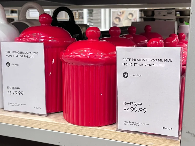 Pote vermelho em cerâmica, de forma cilíndrica. O objeto está com tag promocional de R$139,99 por R$99,99.