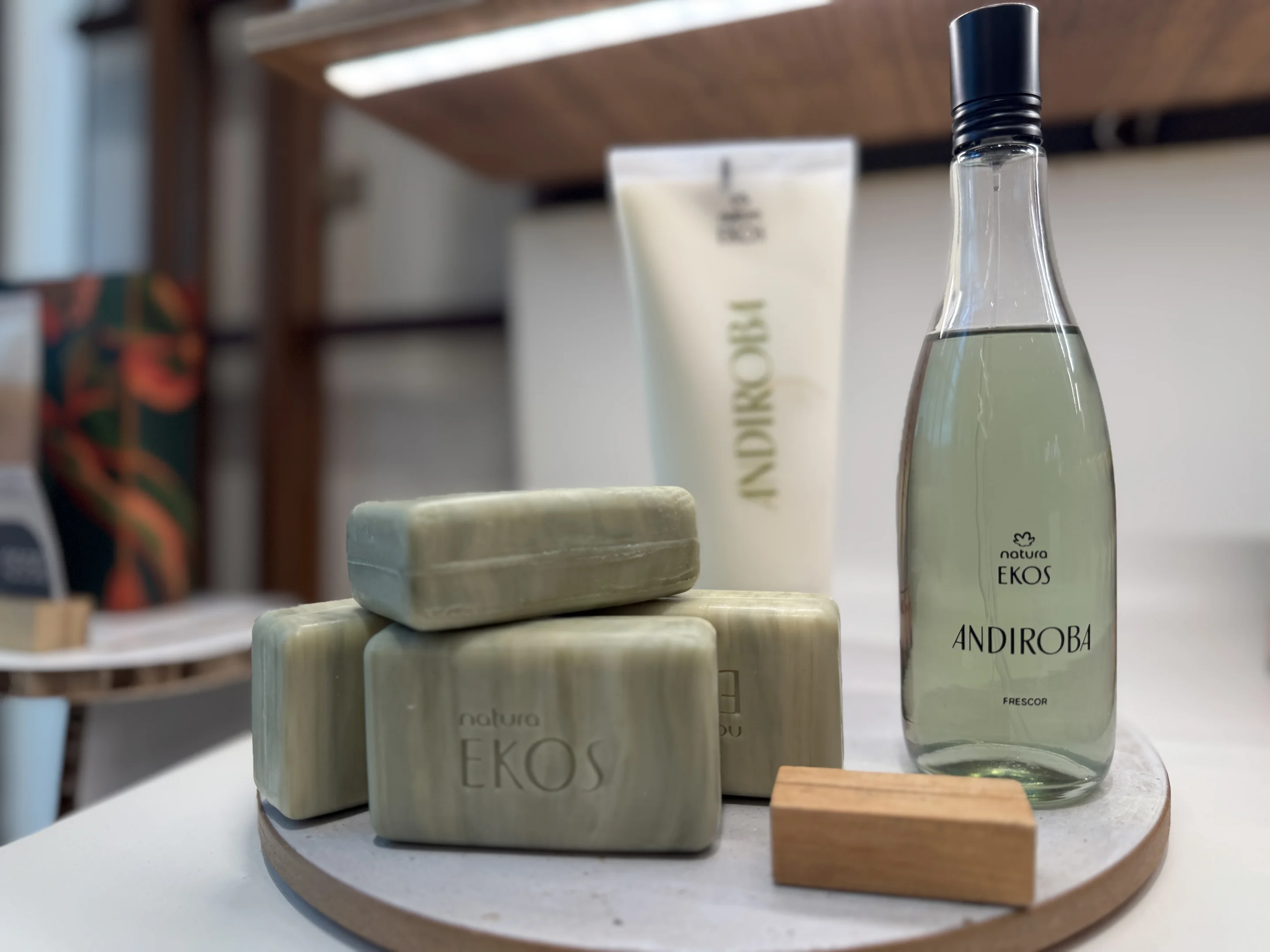 Kit de perfume, hidratante e sabão em barra da linha Natura Ekos, da fragrância andiroba. Disponível na loja Natura.