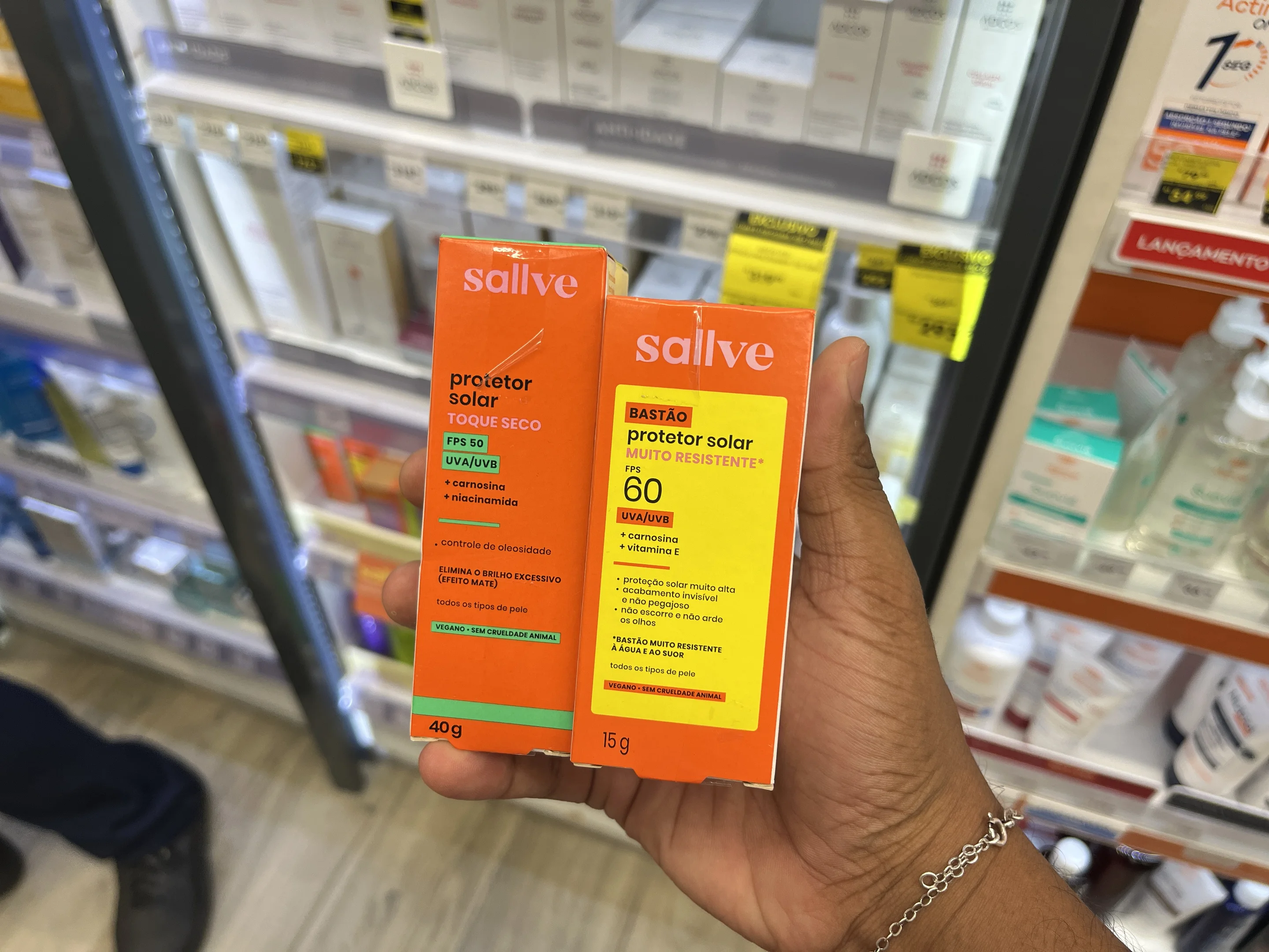 Protetores solar da marca Sallve, o da esquerda tem o toque seco e o da direita é em bastão e muito resistente. O produto encontra-se disponível na loja Drogaria São Paulo.