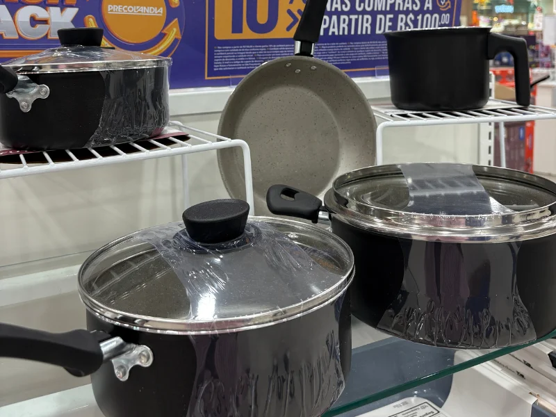 Conjunto de panela da cor preta e tampa de vidro. São cinco peças. O valor antigo do conjunto é de R$299,90 por R$249,90.