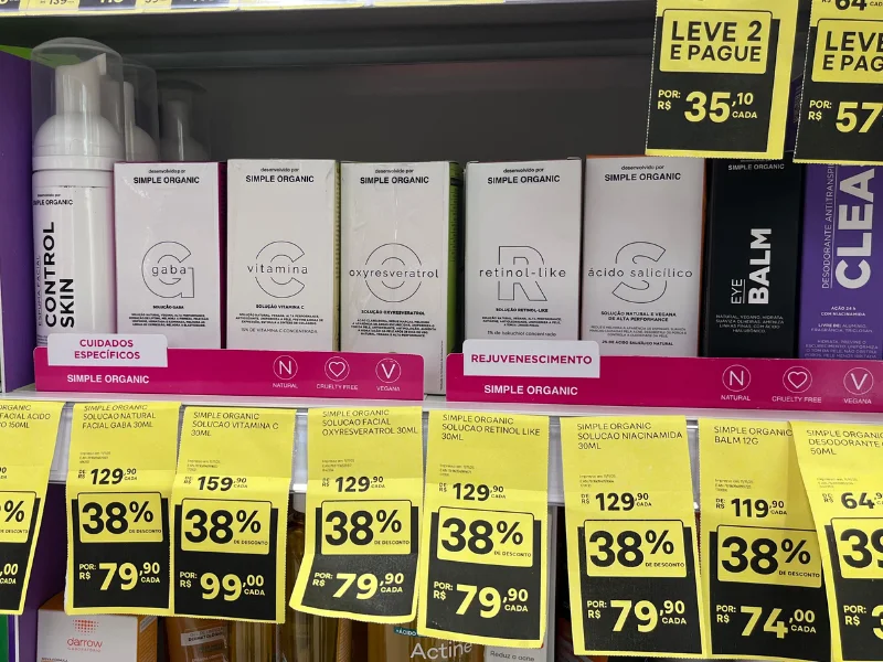 Prateleira com produtos da Simple Organic, todos de skin care, com desconto de  38% todos. Todos os produtos estão na farmácia Drogasil.