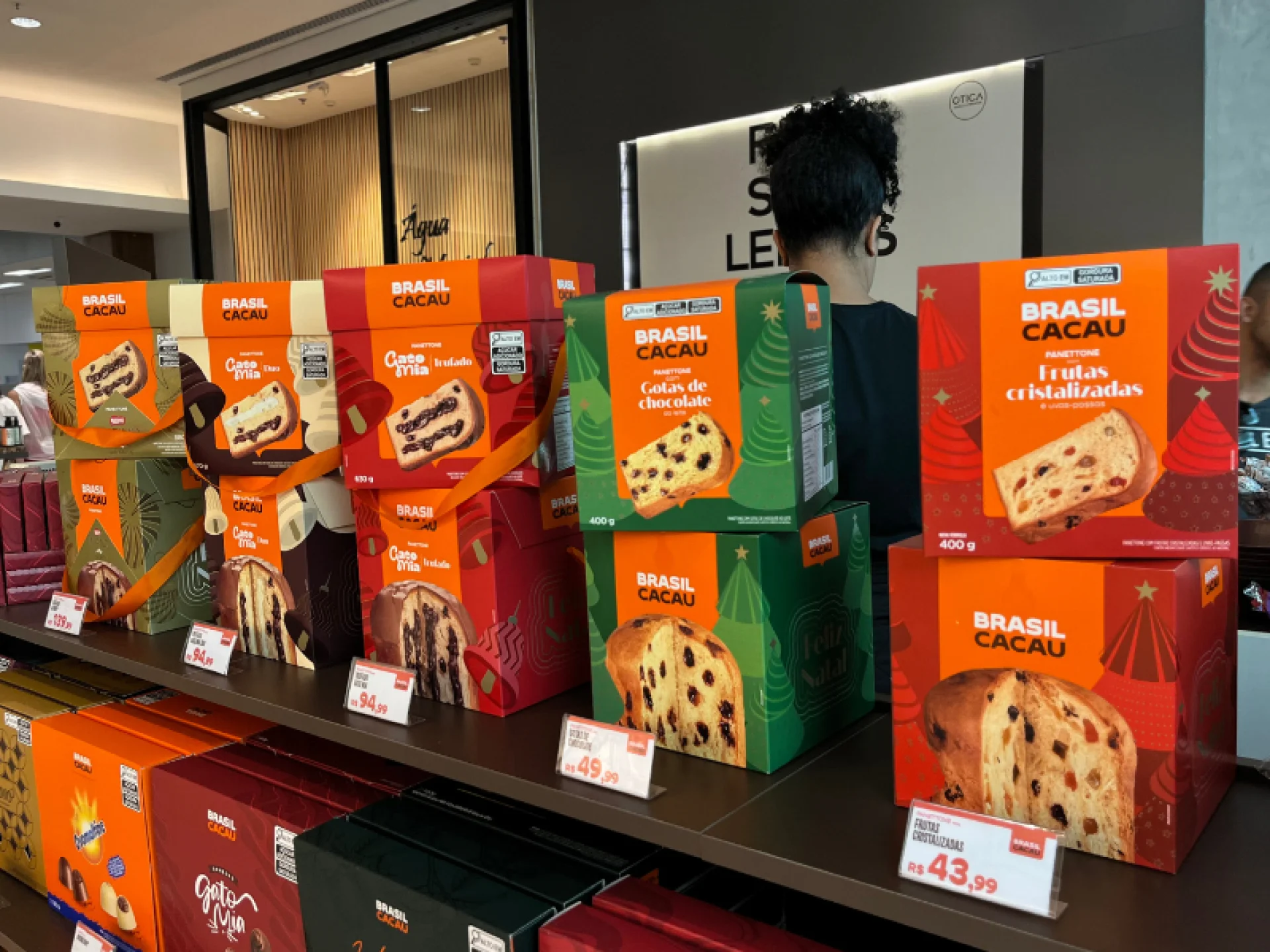 Caixas de panetone exposta no quiosque da Brasil Cacau.