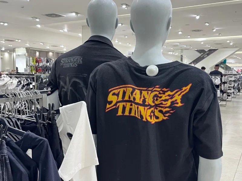 Camisa preta com estampa em homenagem a série, disponível na loja Riachuelo.